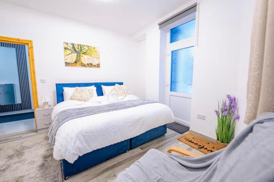 New and Central, 5 Bedroom, 11 Proper Beds, Free Parking & Wifi House in Cardiff