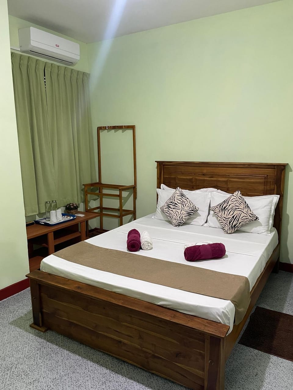 Bed, Photo of the whole room, air conditioner