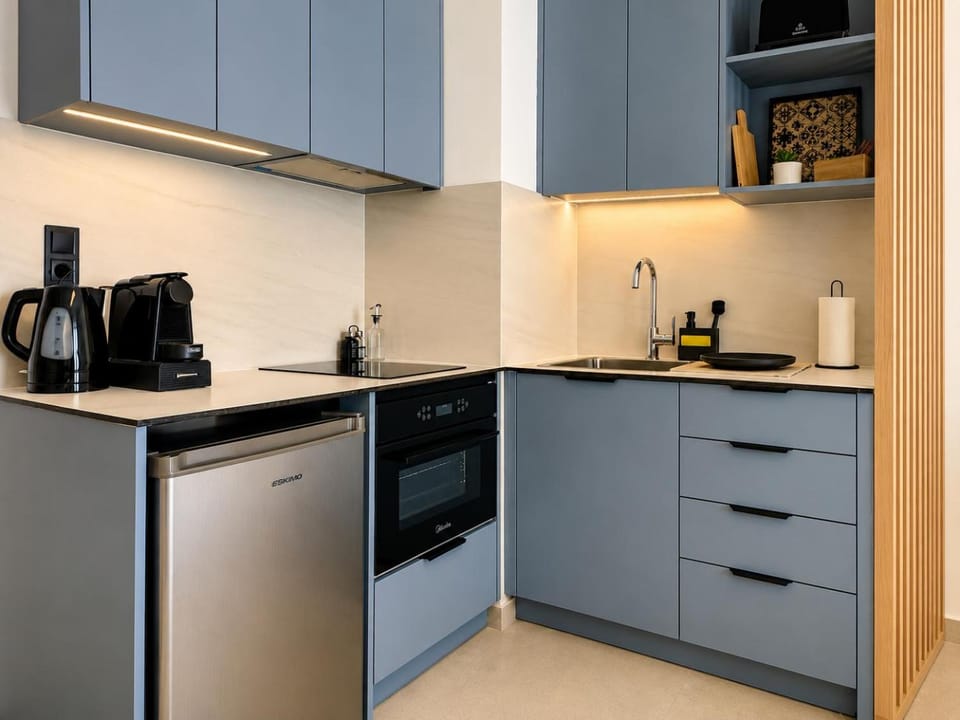 Coffee/tea facilities, Kitchen or kitchenette, oven, stove, toaster