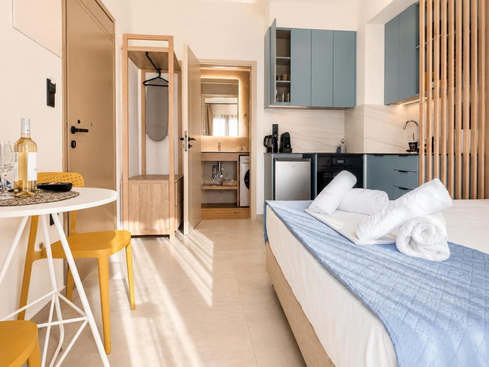 Bed, Kitchen or kitchenette, Photo of the whole room, Seating area, Dining area, oven, wardrobe