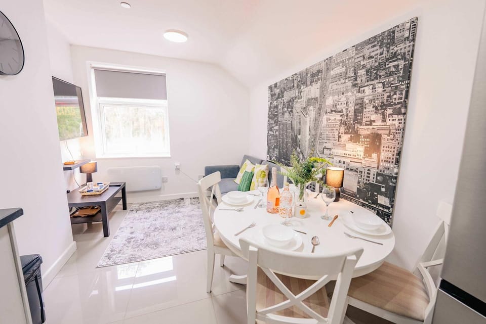 Living room, Food and drinks, Seating area, Dining area, Food, Drinks