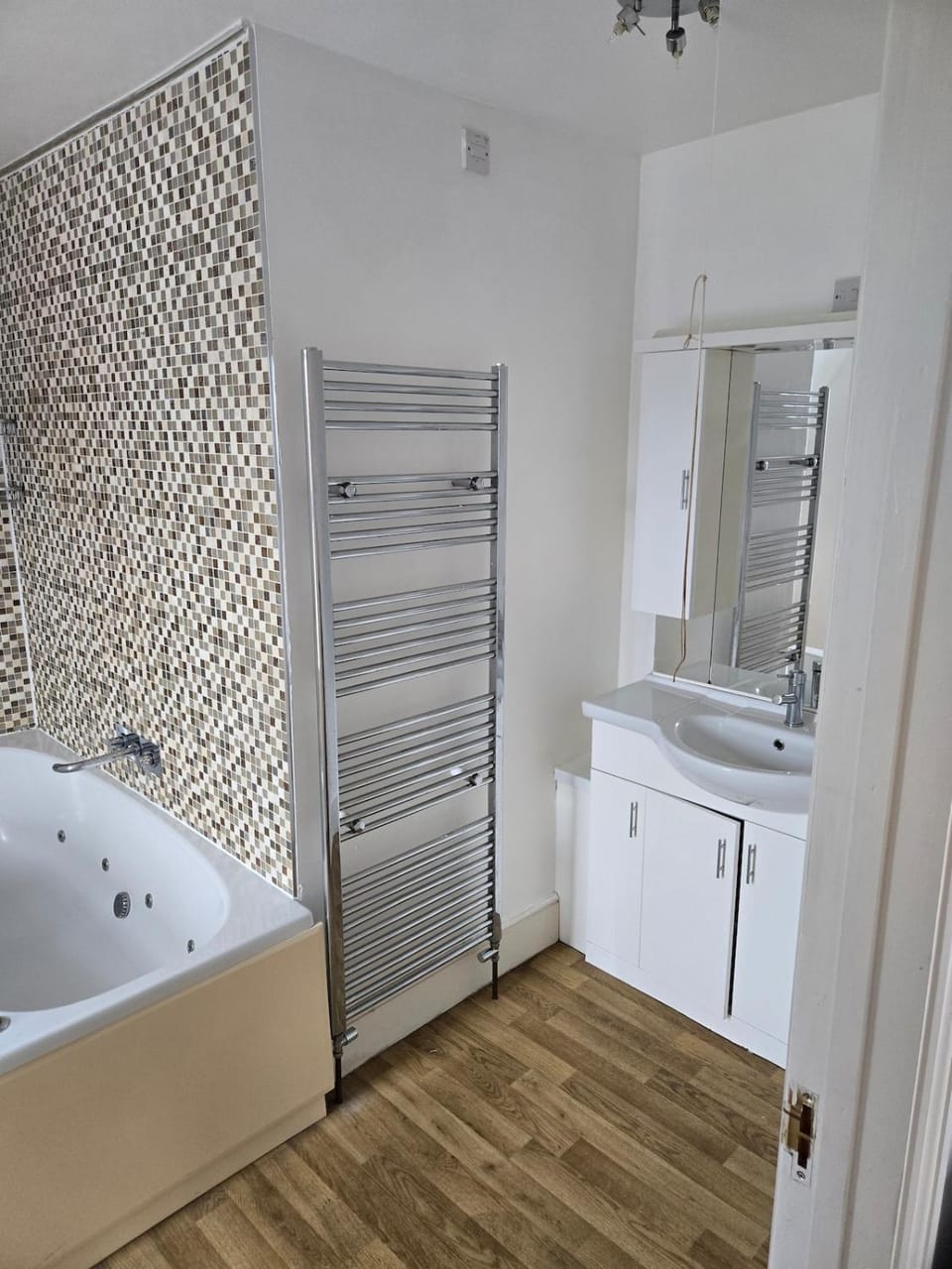 9 Bedroom Victorian house a stones throw from the beach! Apartment in Swansea