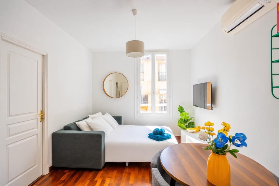 Bed, TV and multimedia, Living room, Photo of the whole room, Seating area, air conditioner