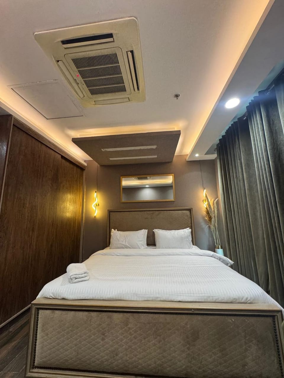 Maison Noir 2-bedroom Designer apartment Gold crest Apartment in Lahore