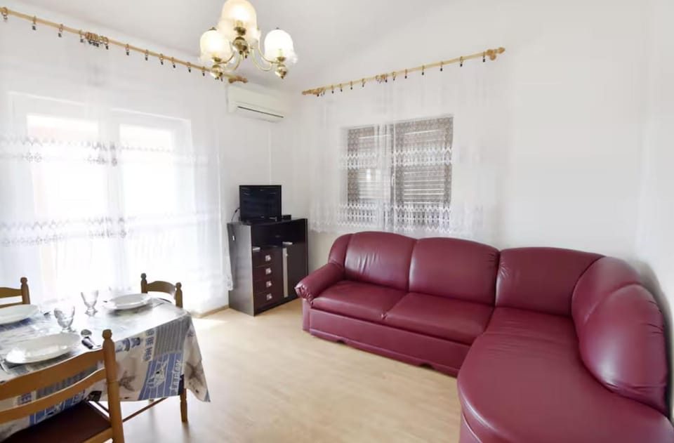 Restaurant/places to eat, Communal lounge/ TV room, Living room, Seating area, Dining area, air conditioner