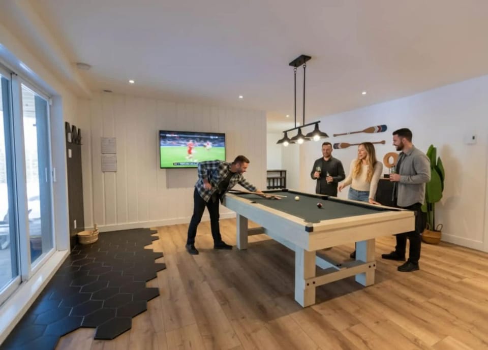 Spa & Sauna Pool Table & Game Room - Le Perche Chalet in Ontario
