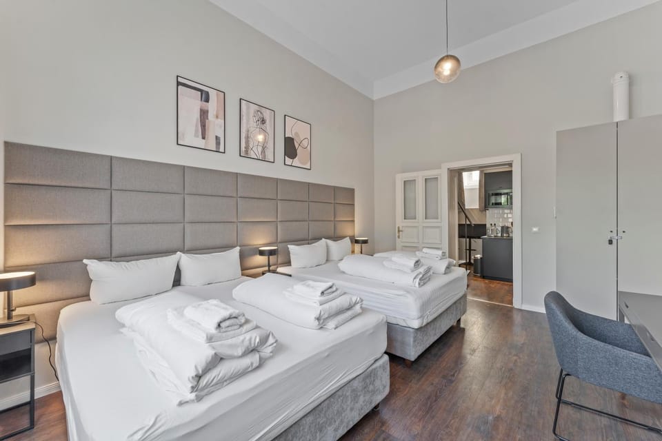 Bed, Bedroom, towels
