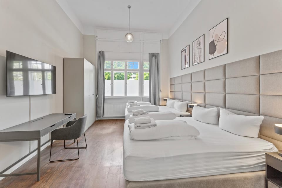 Bed, TV and multimedia, Bedroom, towels