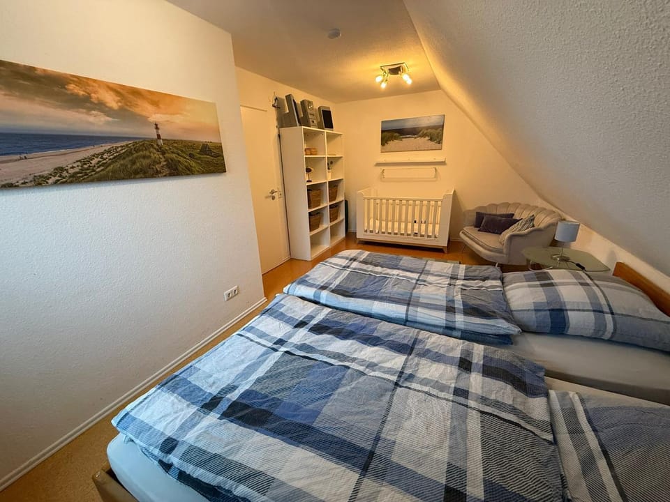 Seating area, Bedroom, cot