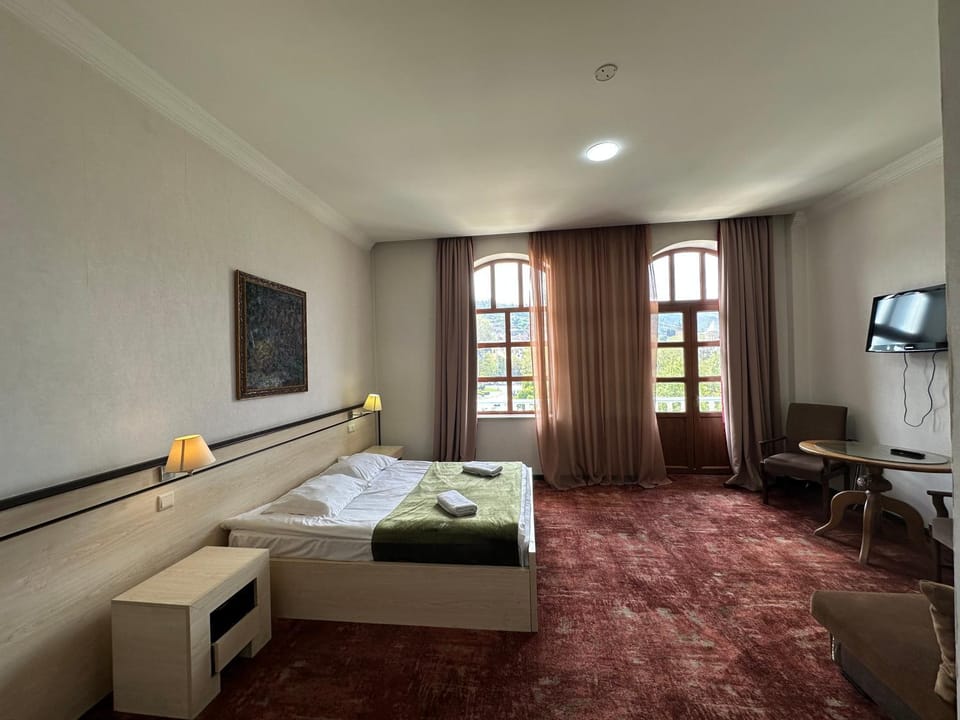 Bed, TV and multimedia, Living room, Photo of the whole room, Seating area, Bedroom, hair dresser, towels