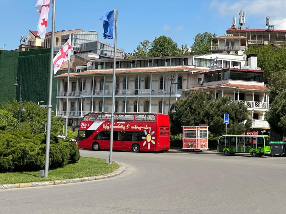 Property building, Day, People, City view, Location, group of guests, Parking, shuttle