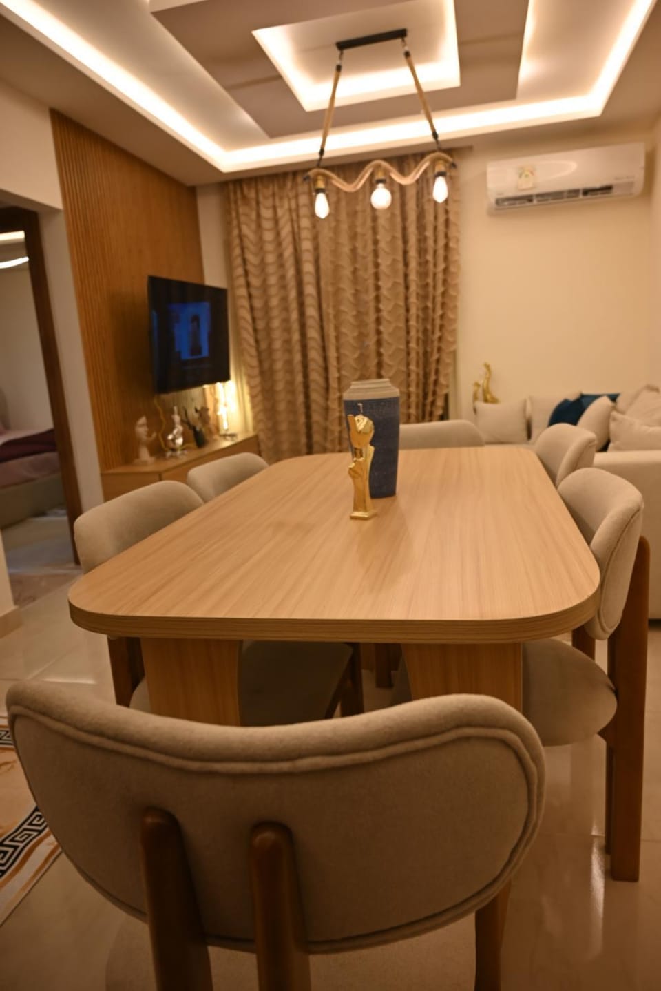 Communal lounge/ TV room, TV and multimedia, Living room, Seating area, Dining area, Evening entertainment, air conditioner