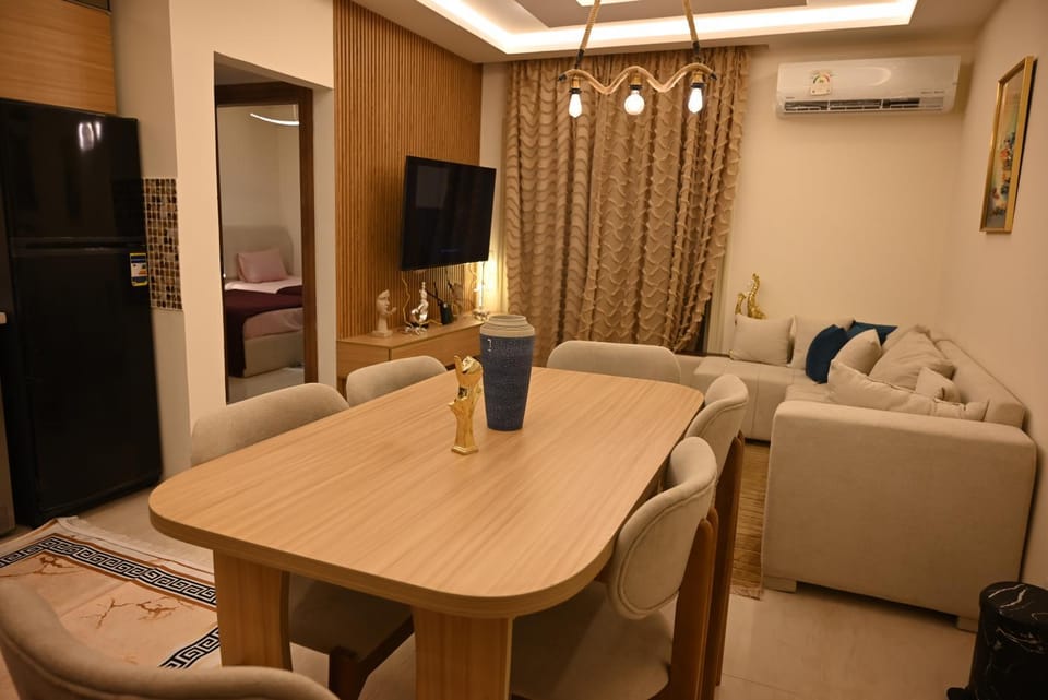 Communal lounge/ TV room, TV and multimedia, Living room, Seating area, Dining area, Evening entertainment