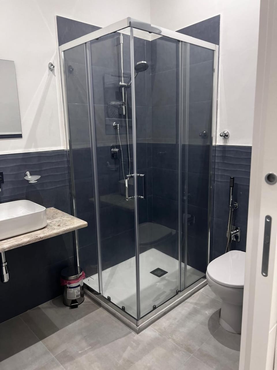 Shower, Toilet