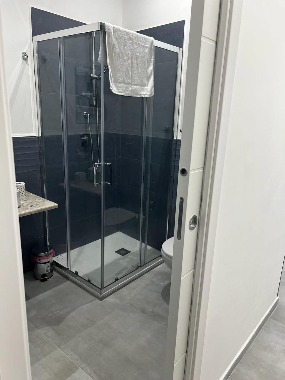 Shower, Bathroom, towels