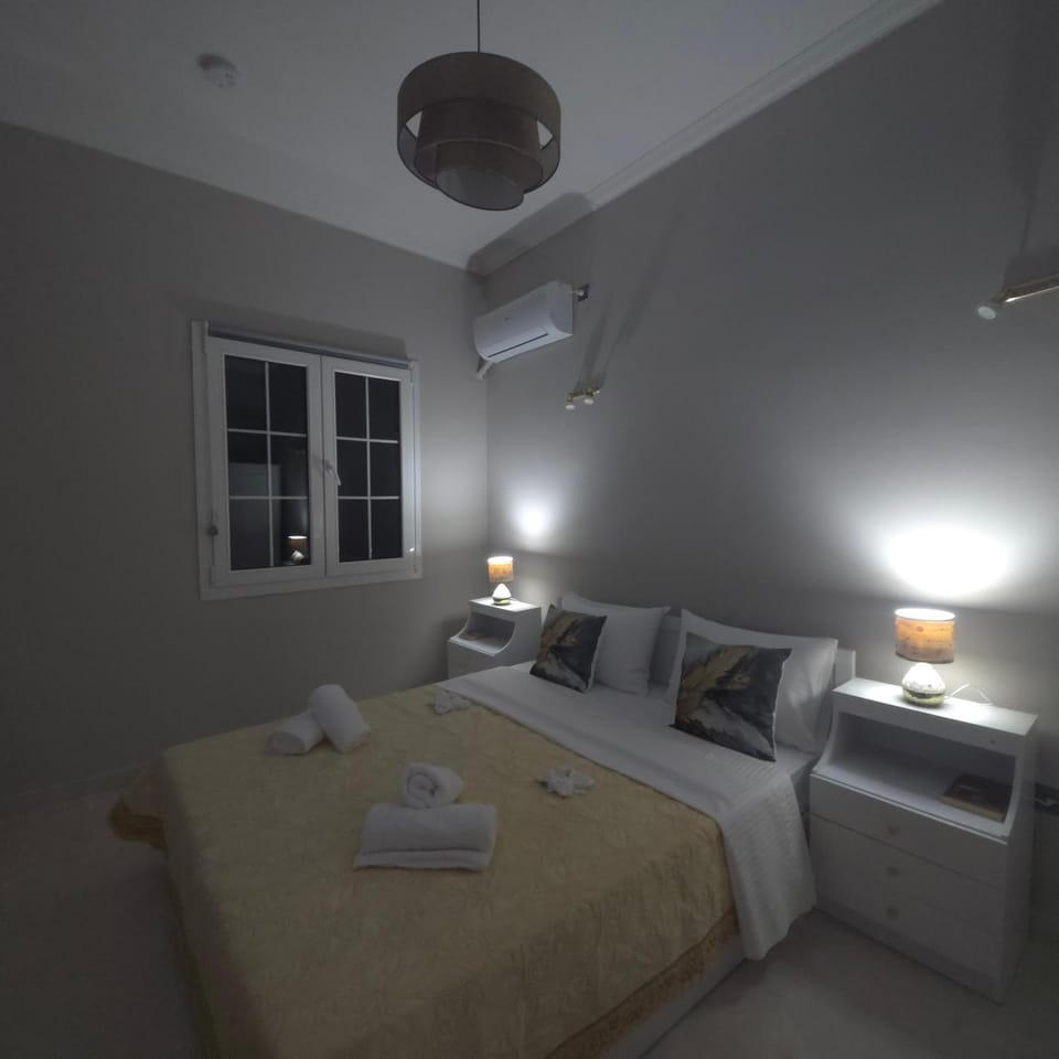 Bed, Photo of the whole room, Bedroom, towels, air conditioner