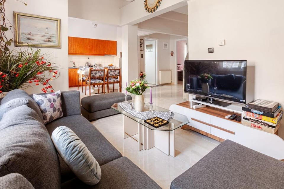 Communal lounge/ TV room, TV and multimedia, Living room, Seating area, Evening entertainment