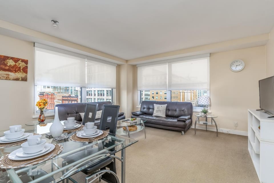 Kitchen or kitchenette, Living room, Seating area, Dining area