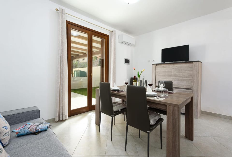 Communal lounge/ TV room, Dining area