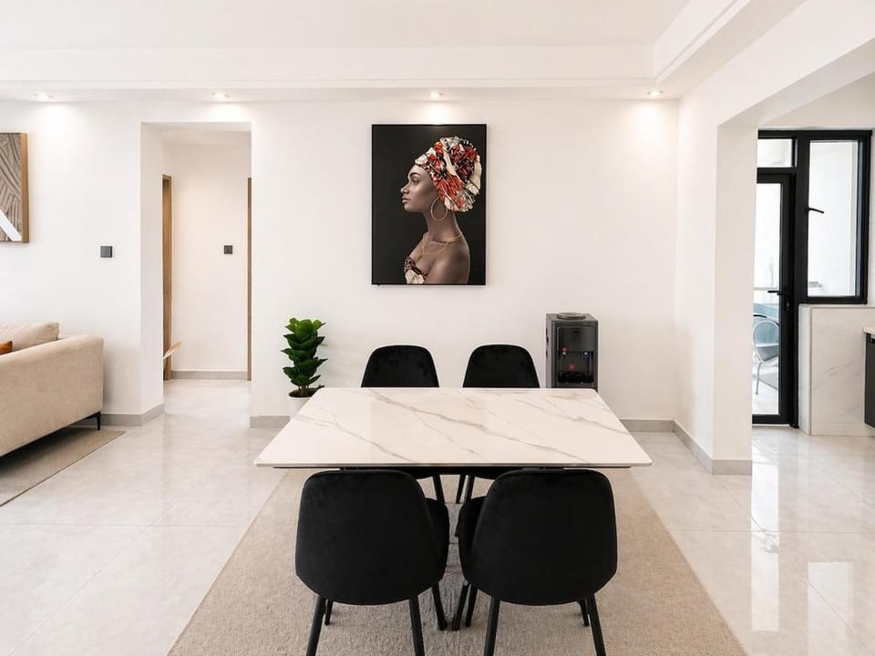 Chic Designer 2BR, Pool and Gym Kilimani Apartment in Nairobi County