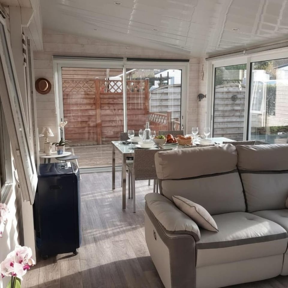 Mobile Home on a Residential Campsite Chalet in Pont-l'Abbé