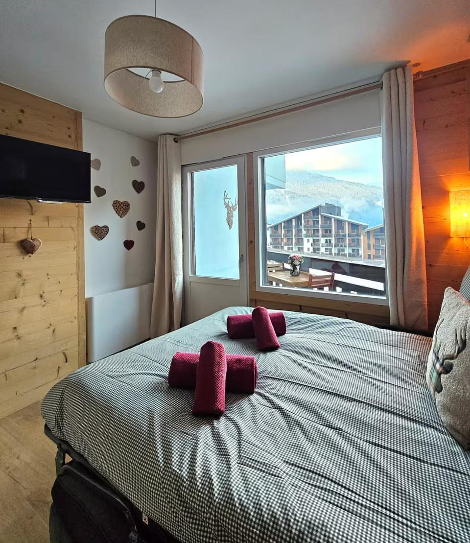 Bed, TV and multimedia, towels