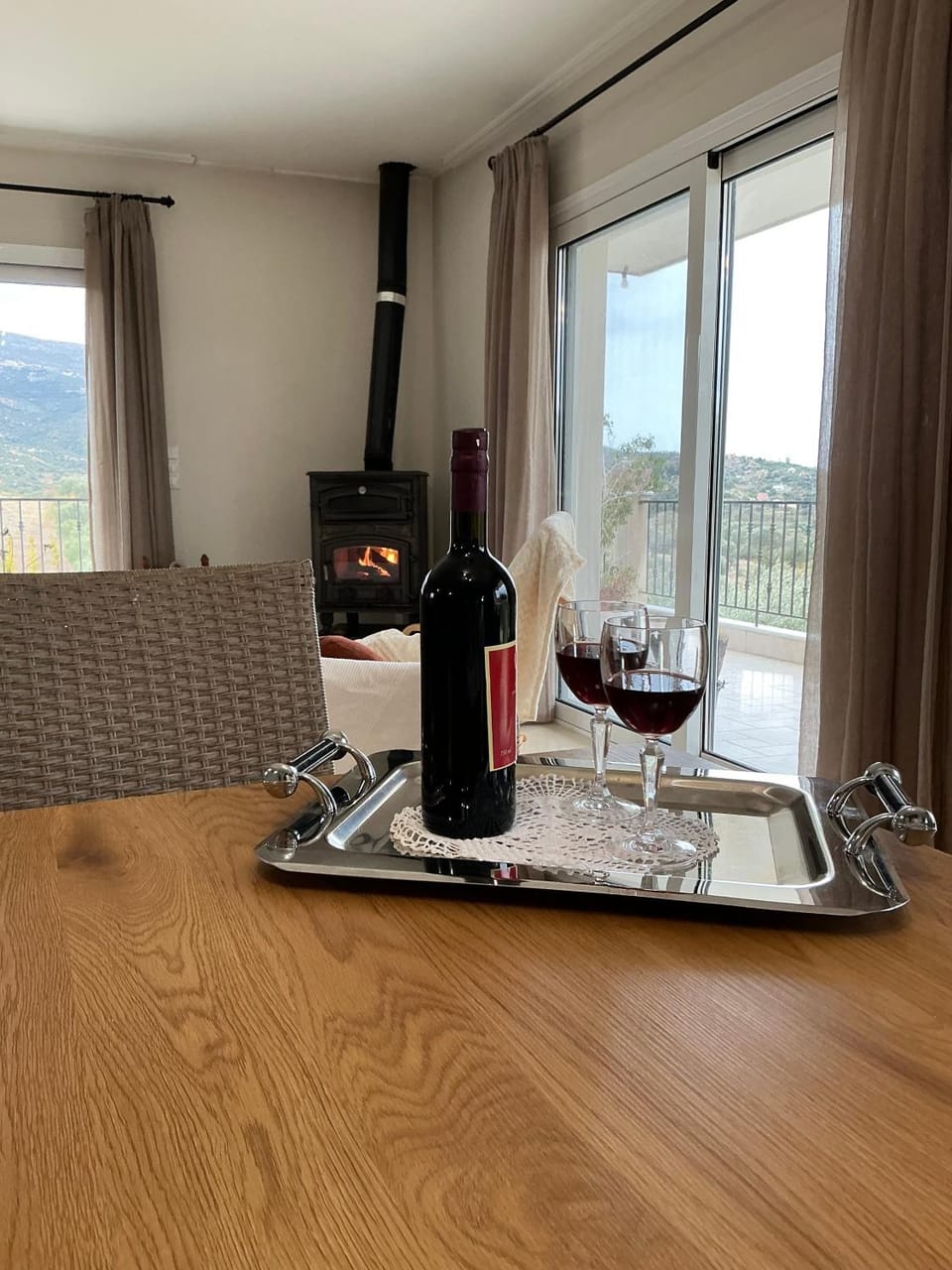 Seating area, Dining area, fireplace