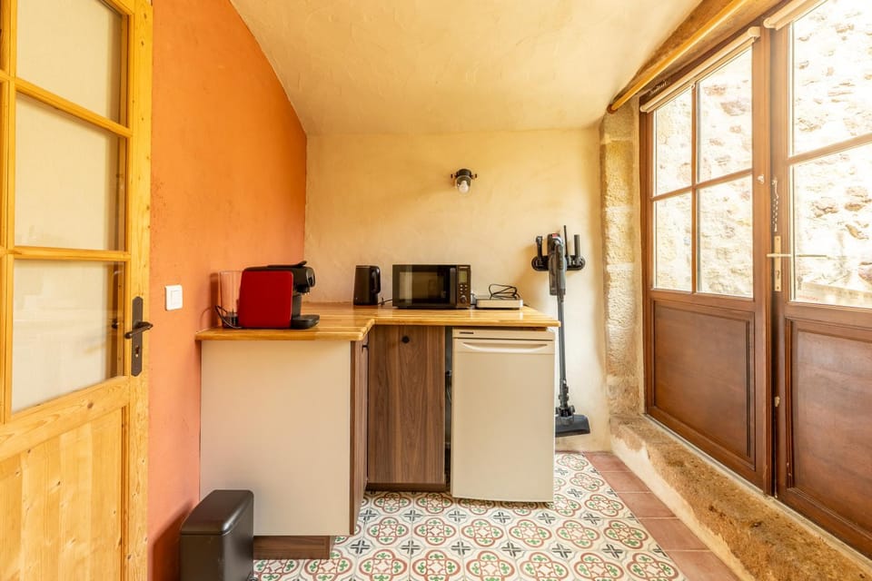 Coffee/tea facilities, Kitchen or kitchenette, microwave, stove, toaster
