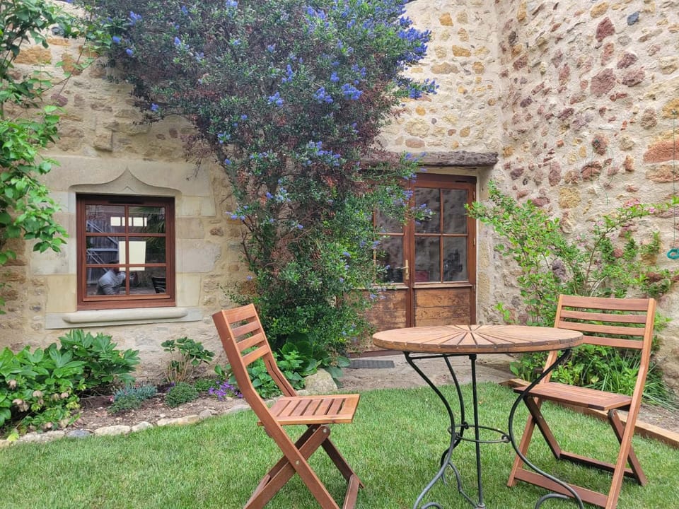 Property building, Patio, Spring, Day, Garden, Dining area, Garden view
