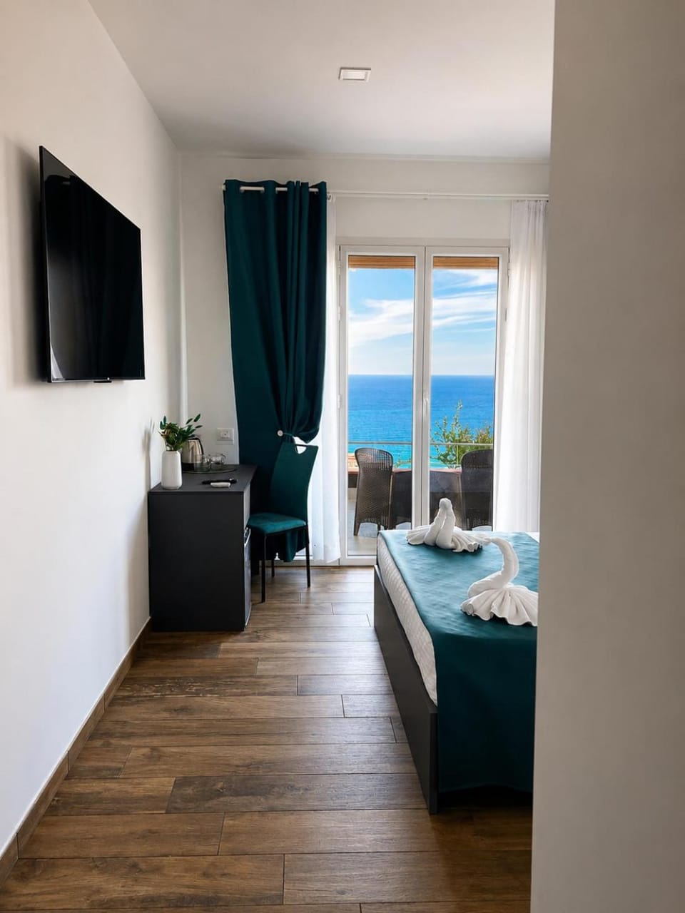Bed, Natural landscape, TV and multimedia, Photo of the whole room, Bedroom, Sea view, towels