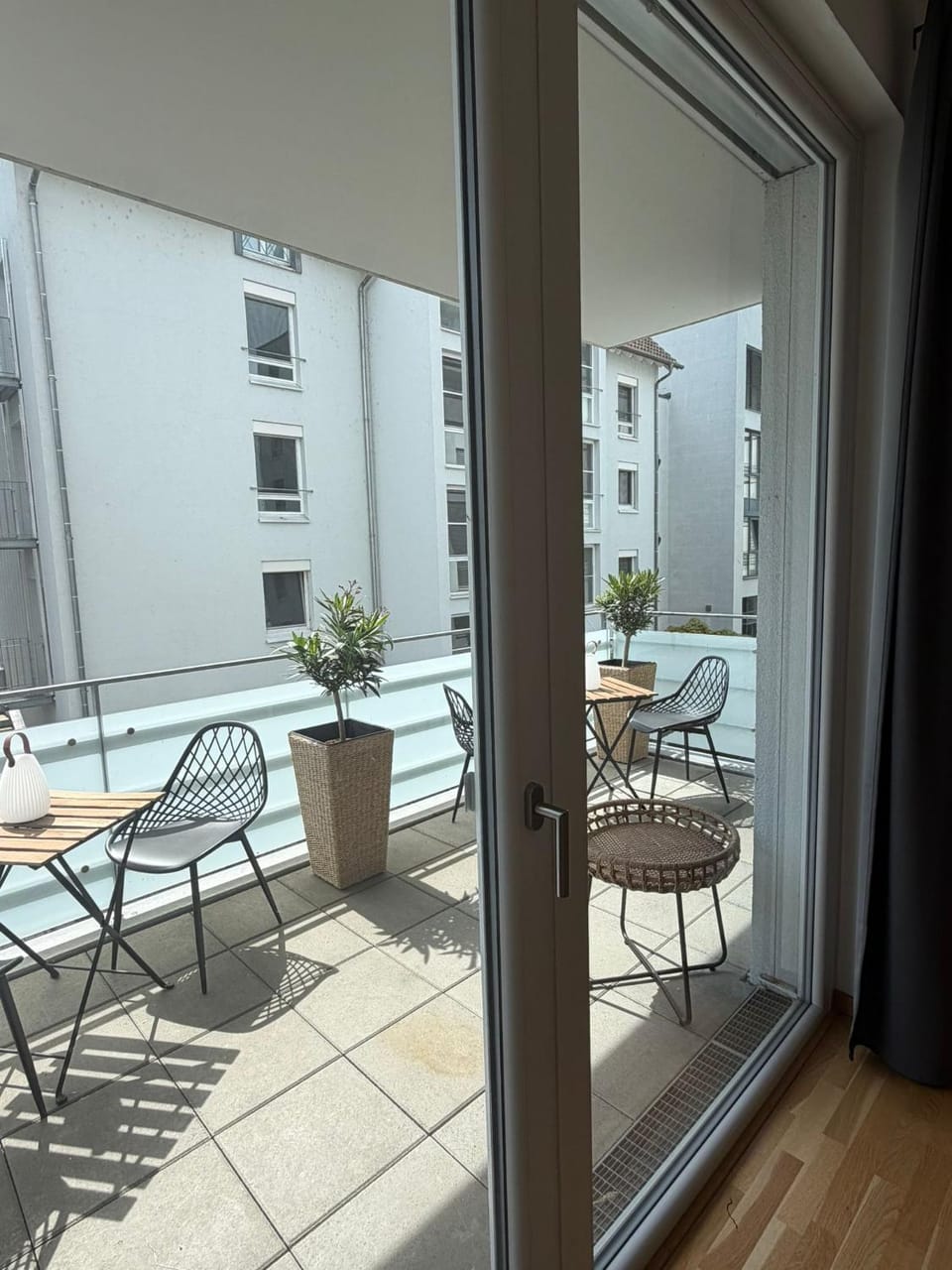 Große Designwohnung in Friedrichshafen mit Café im Haus und nur 5 Min zum Bahnhof, Bodensee, Messe & Flughafen Apartment in Friedrichshafen