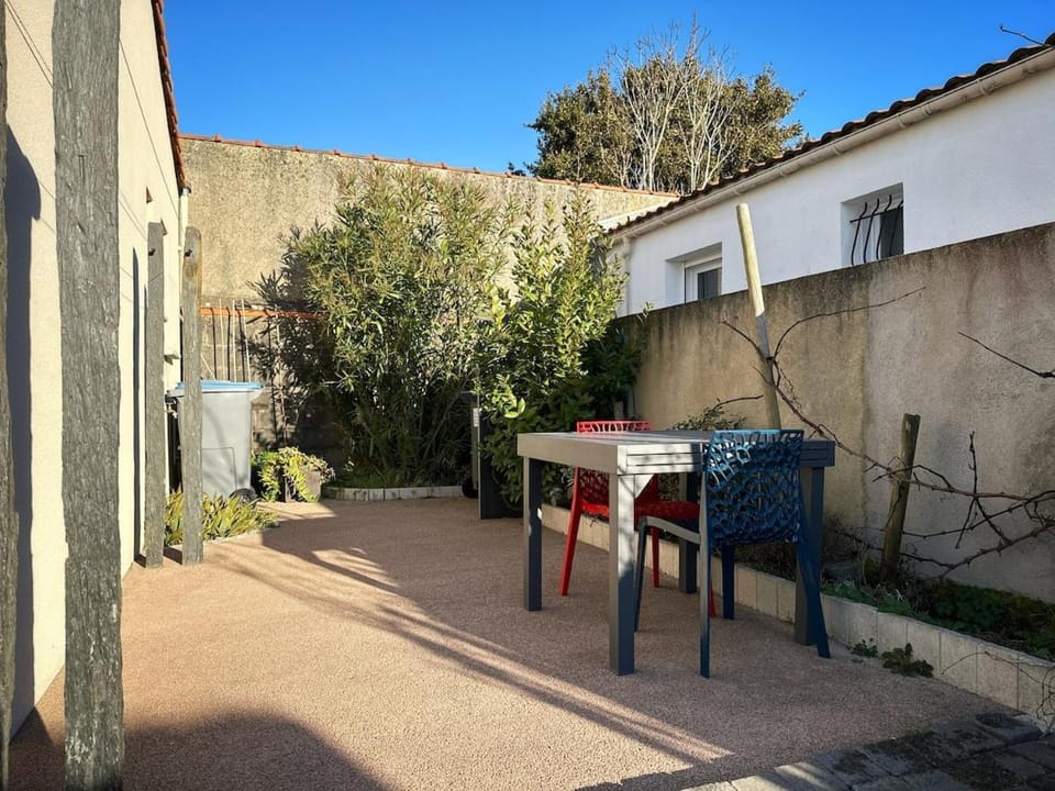 Petite dépendance au calme - jardin partagé et logement privé House in Château-d'Olonne
