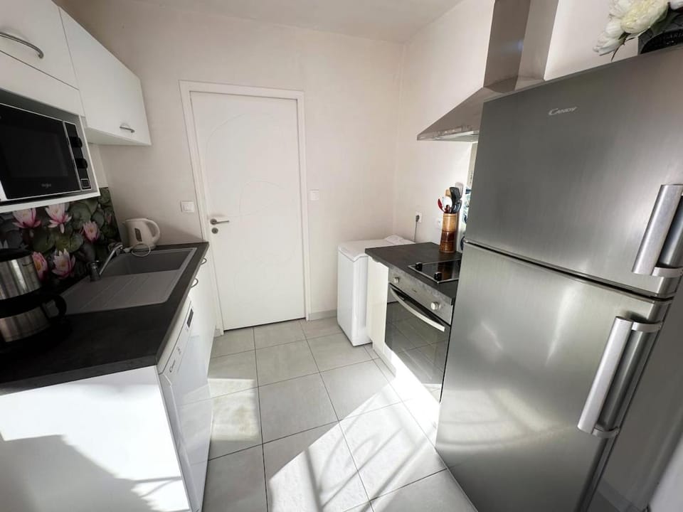 Petite dépendance au calme - jardin partagé et logement privé House in Château-d'Olonne