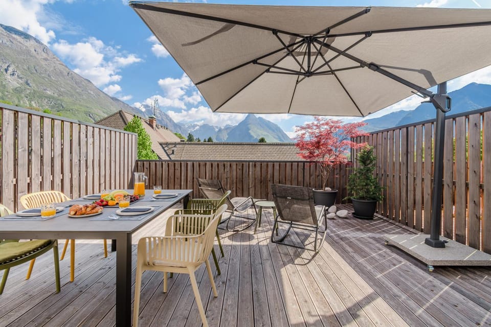 Patio, Spring, Day, Natural landscape, View (from property/room), Balcony/Terrace, Food and drinks, Dining area, Mountain view