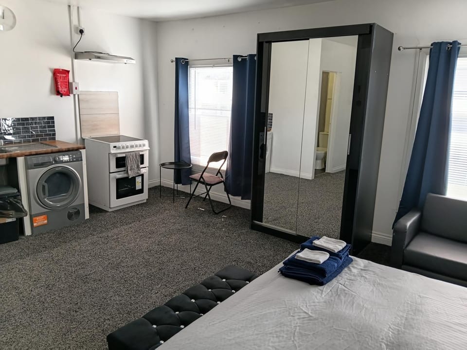 Cozy Studio in Oldbury with Extra Beds Apartment in Oldbury