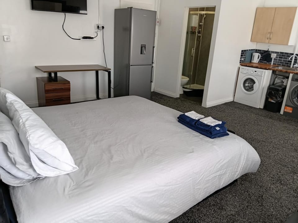 Cozy Studio in Oldbury with Extra Beds Apartment in Oldbury