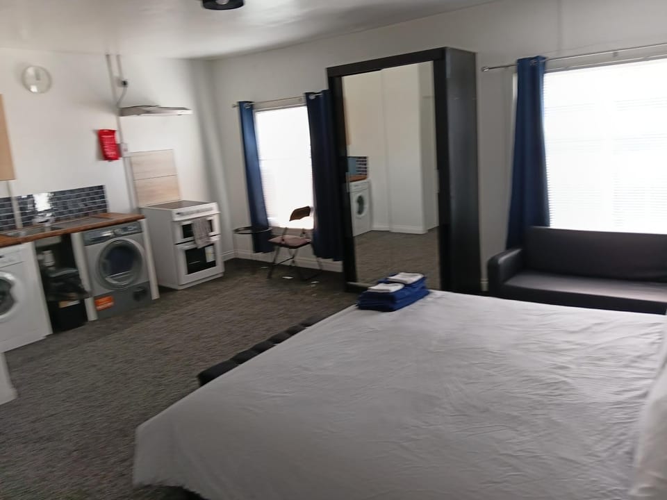 Cozy Studio in Oldbury with Extra Beds Apartment in Oldbury