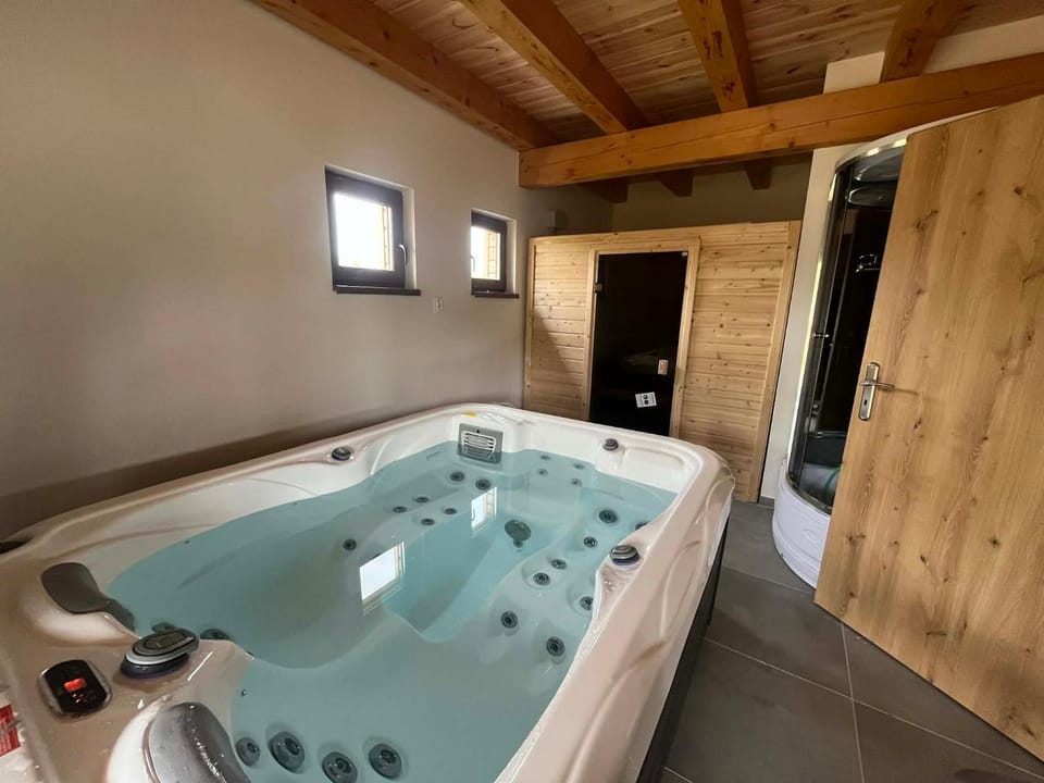 Hot Tub, Sauna