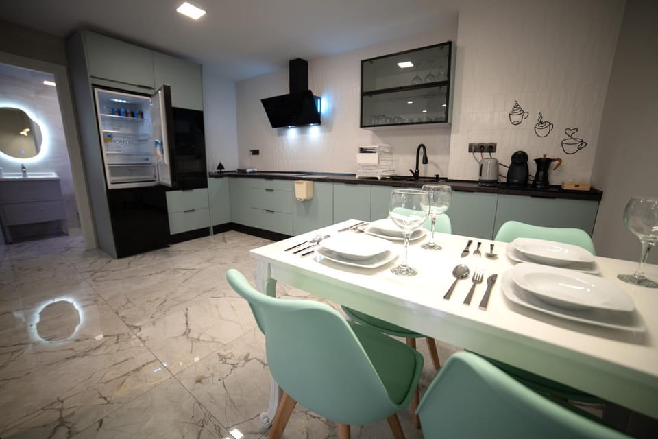 Kitchen or kitchenette, Dining area