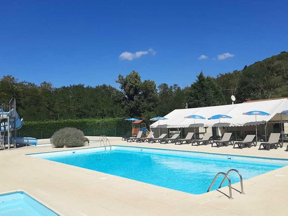 Mobil home, animaux acceptés - 6 pers. - API-1-52-2682 Campground/ 
RV Resort in Auvergne-Rhône-Alpes