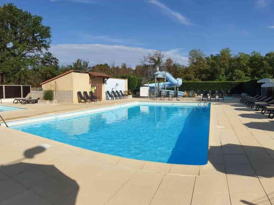 Mobil-home - 5 pers. - API-1-52-2684 Campground/ 
RV Resort in Auvergne-Rhône-Alpes