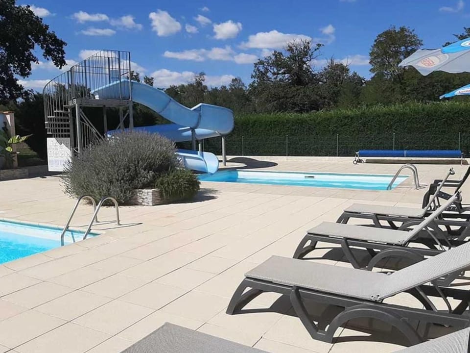Mobil-home avec animaux admis - 6 pers. - API-1-52-2679 Campground/ 
RV Resort in Auvergne-Rhône-Alpes