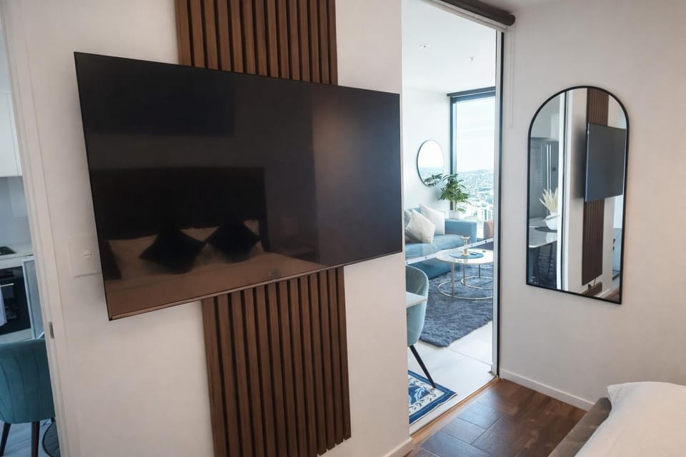 Premium CBD Skytower Stay Sleeps 5 Free Parking x1 Apartment in Kangaroo Point