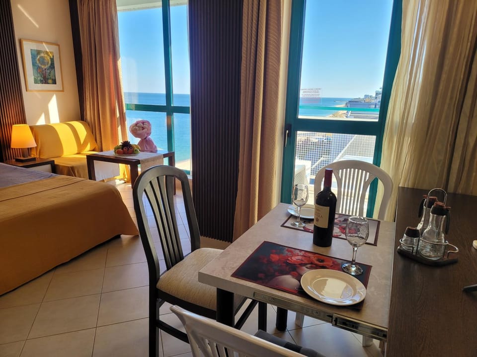 Bed, Balcony/Terrace, Seating area, Dining area, Sea view