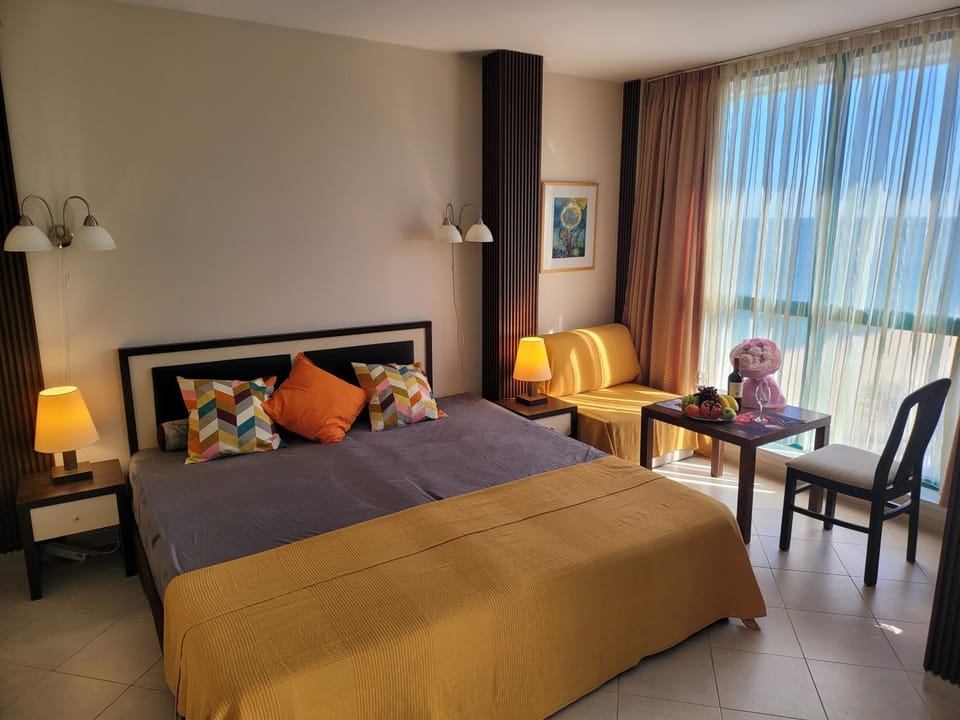 Bed, Photo of the whole room, Seating area, Bedroom