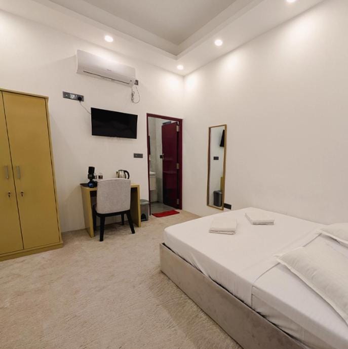 Bed, Photo of the whole room, Bedroom, air conditioner