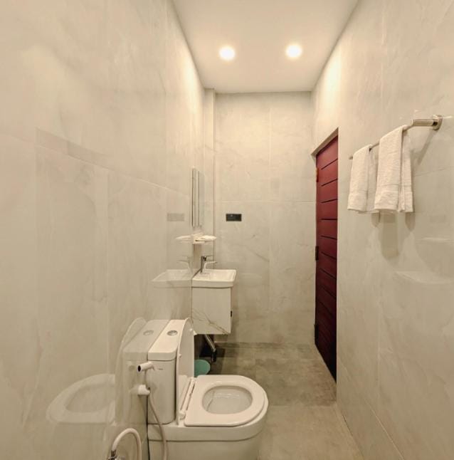 Toilet, towels