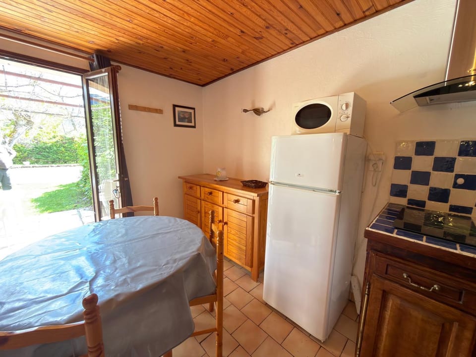 Kitchen or kitchenette, Dining area, stove