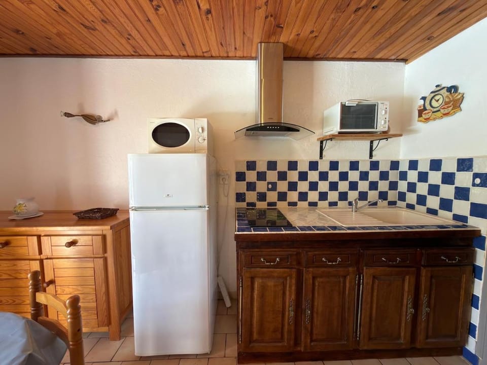 Kitchen or kitchenette, oven, stove, kitchen