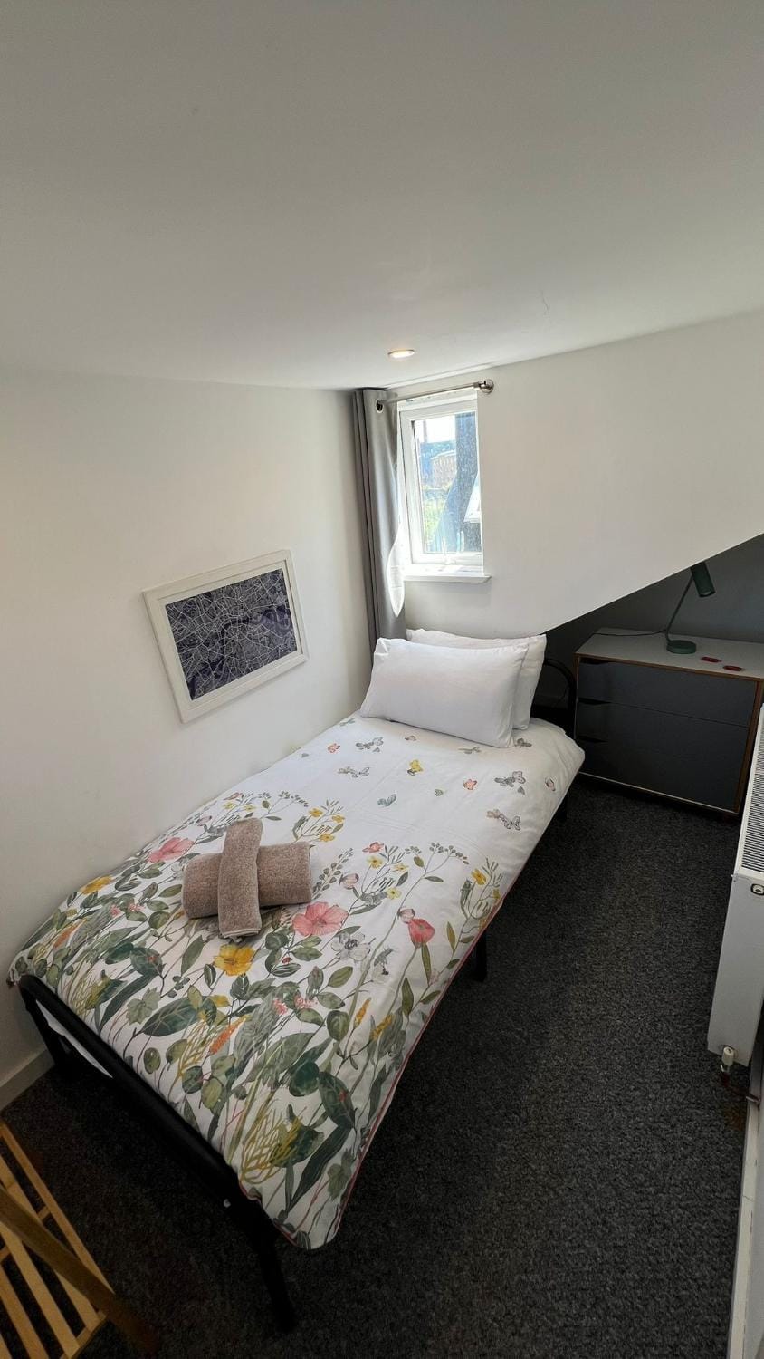 Shoreditch Hub - Stylish Private Rooms Bed and Breakfast in London Borough of Islington